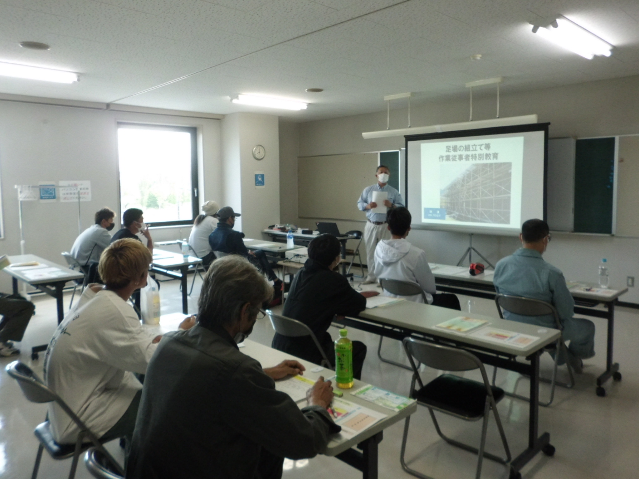 通年雇用人材育成事業　足場解体組立等の様子