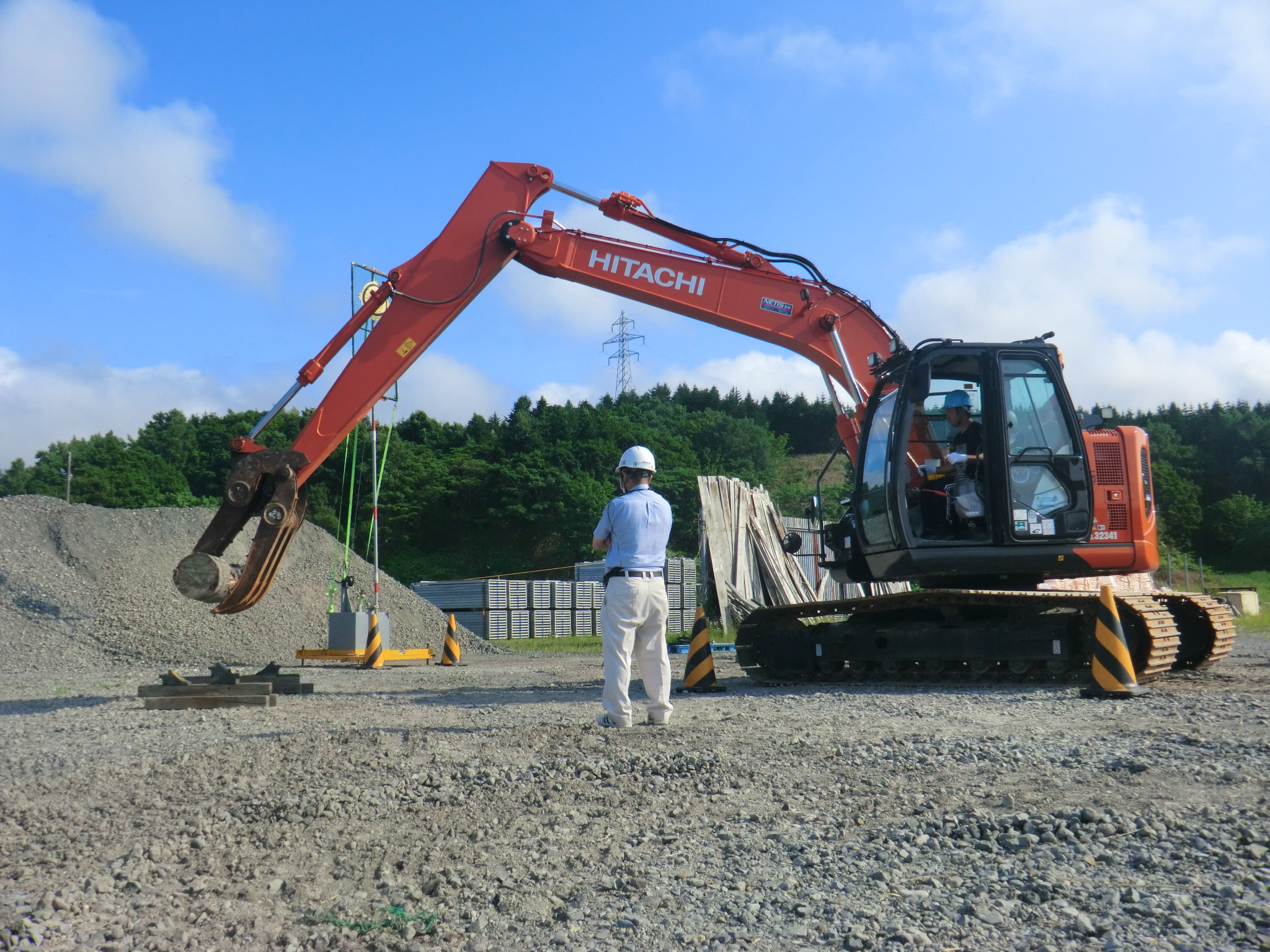 建設機械オペレーター人材育成事業　車両系建設機械（解体用）【学科及び実技の様子】
