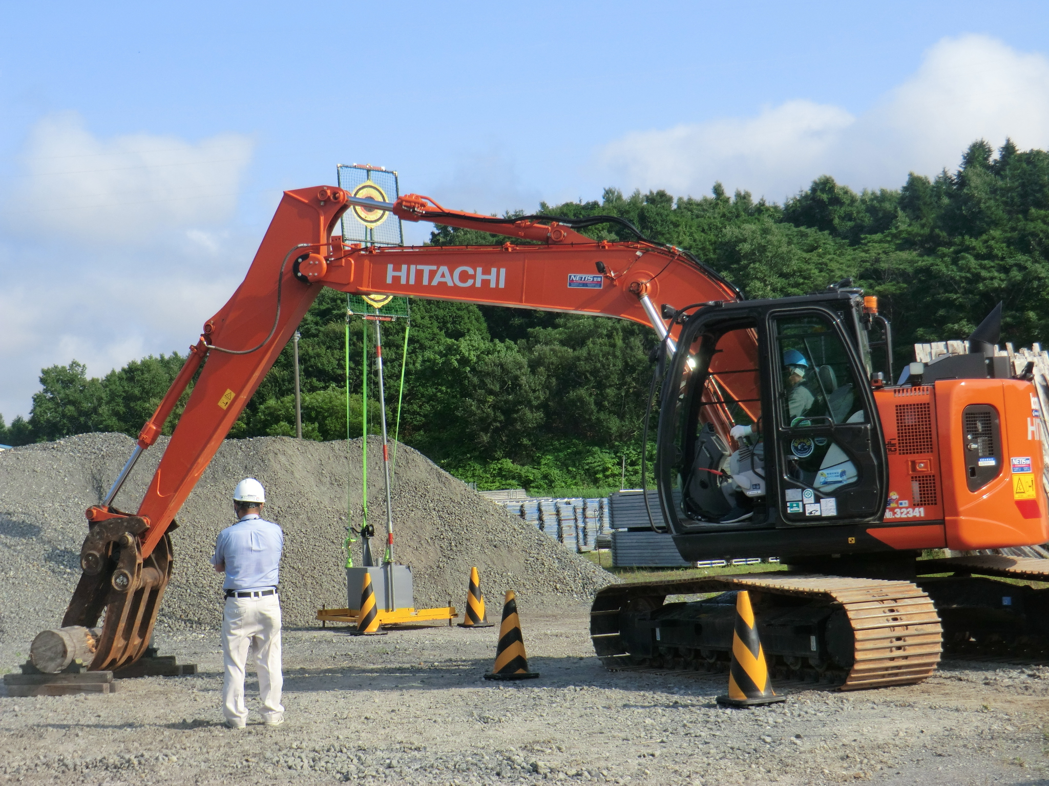建設機械オペレーター人材育成事業　車両系建設機械（解体用）【学科及び実技の様子】