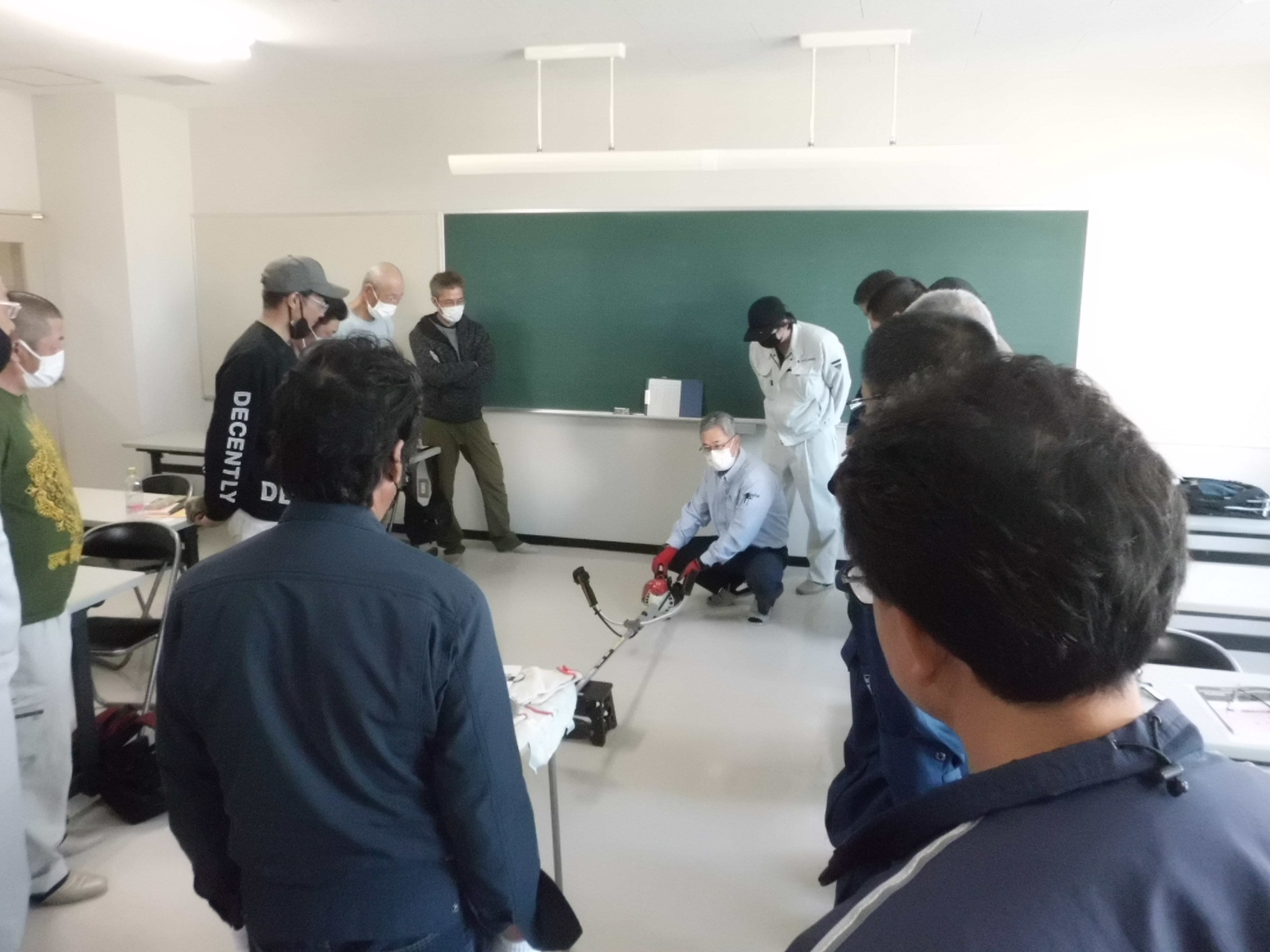 通年雇用人材育成事業　刈払い機安全衛生教育