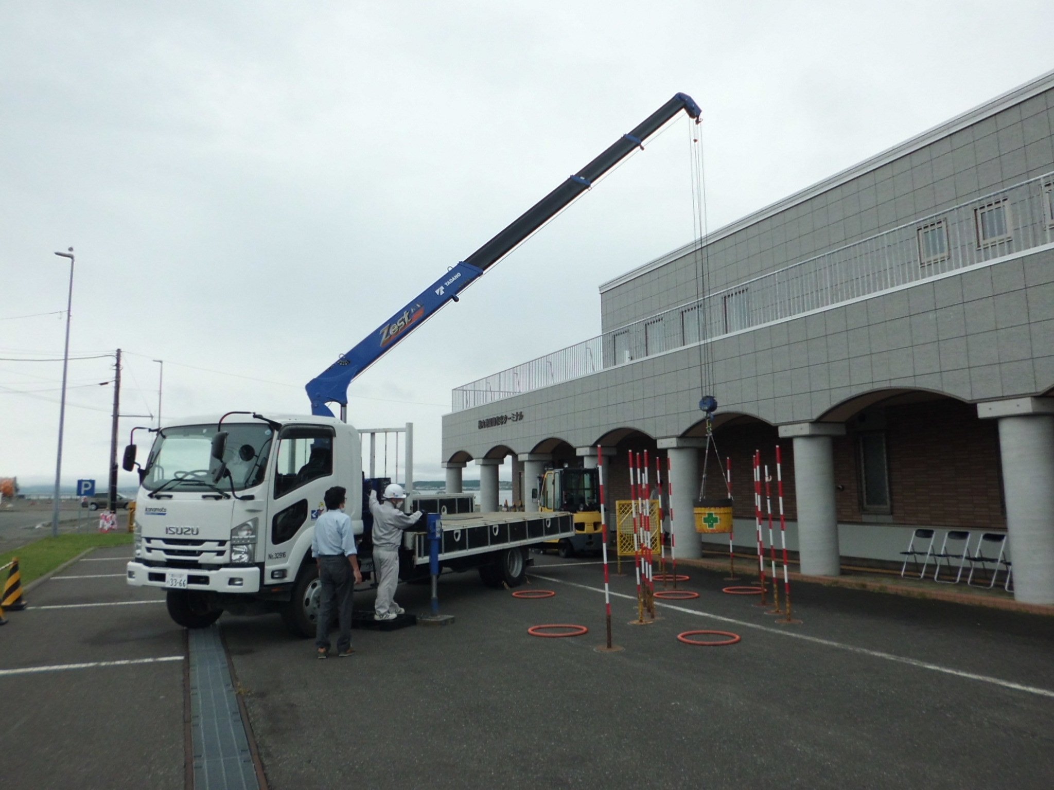 建設機械オペレーター人材育成事業　小型移動式クレーン【学科及び実技の様子】