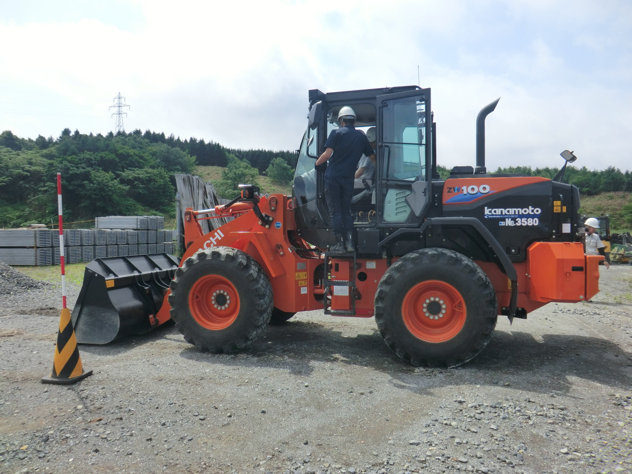 建設機械オペレーター人材育成事業　車両系建設機械（整地等）【学科及び実技の様子】